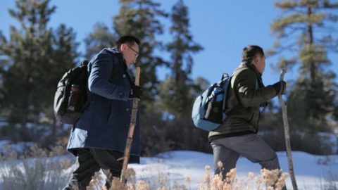 Δύο άνθρωποι περπατούν για να κηρύξουν το ευαγγέλιο