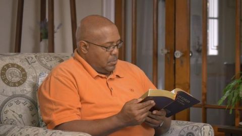 Ένας χριστιανός διαβάζει το βιβλίο.