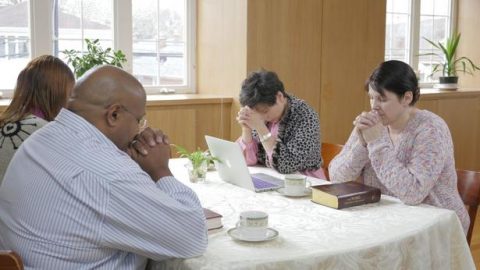 Τα αδέλφια προσεύχονται μαζί