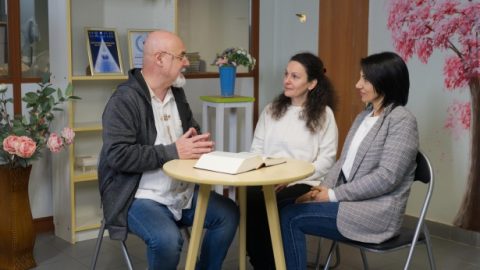 Οι θρησκευτικοί πάστορες και πρεσβύτεροι στηρίζονται στα λόγια του Παύλου στη Βίβλο: «Όλη η γραφή είναι θεόπνευστος» (2Τιμ 3:16), πιστεύοντας ότι τα πάντα στη Βίβλο είναι λόγια του Θεού. Όμως, εσείς λέτε ότι η Βίβλος δεν αποτελείται εξολοκλήρου από τα λόγια του Θεού, οπότε τι σημαίνει αυτό;