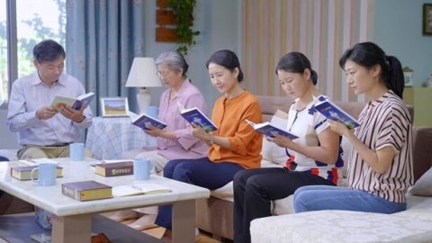 Αρκετοί άνθρωποι διαβάζουν τον λόγο του Θεού