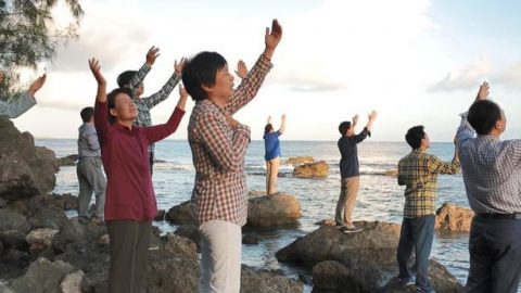 Οι χριστιανοί προσεύχονται στον Κύριο δίπλα στη θάλασσα, ανυπομονούν τον Κύριο να επιστρέψει