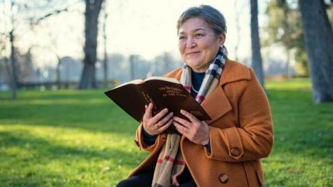 Μαρτυρία πίστης: Θαυμαστή επιβίωση από επίθεση σμήνους σφηκών