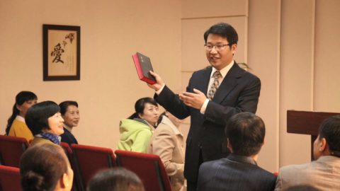 Πάστορας κηρύττει