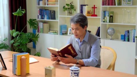 Ένας χριστιανός διαβάζει το βιβλίο.