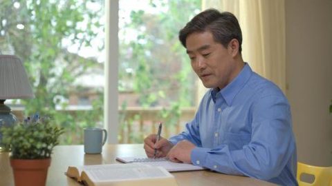 Ένας χριστιανός παίρνει σημειώσεις