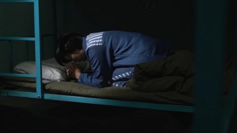 Οι Χριστιανοί προσεύχονται στον Θεό στη φυλακή