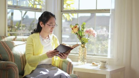 Μια χριστιανή διαβάζει το βιβλίο.