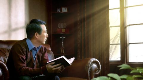 Ένας χριστιανός συλλογίζεται τα λόγια του Θεού