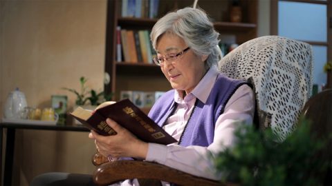 Μια χριστιανή διαβάζει το βιβλίο.