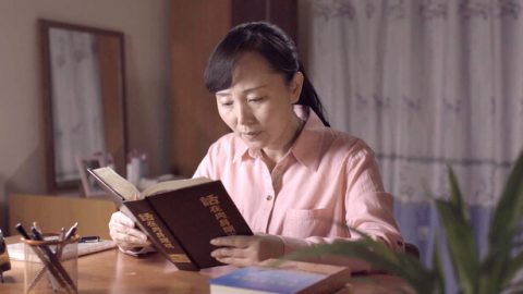 Μια χριστιανή διαβάζει το βιβλίο.