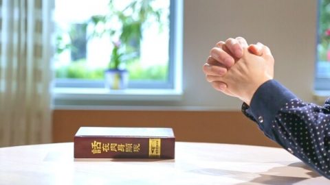 Ένας χριστιανός προσεύχεται