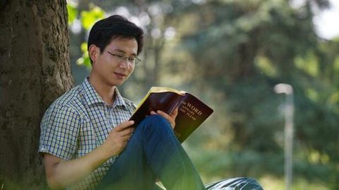 Ένας χριστιανός διαβάζει το βιβλίο.